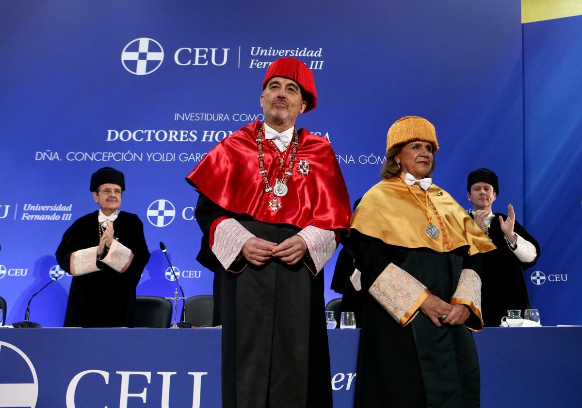 El juez Marchan junto a Concha Yoldi en su investidura como doctores Honoris Causa de la CEU San Pablo en Bormujos