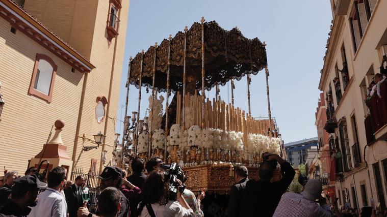 El palio de la Virgen del Refugio, de San Bernardo, a su salida el Miércoles Santo de 2023