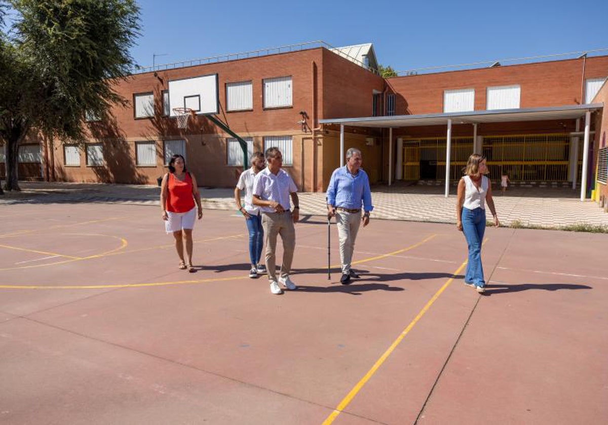 José Luis Sanz y Blanca Gastalver en la visita de uno de los colegios con cámaras de seguridad el pasado verano