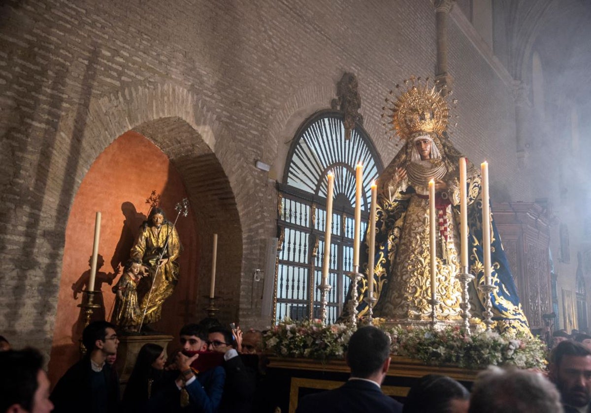 La Esperanza de Triana en un traslado