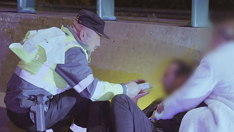 Un guardia haciendo la prueba de alcoholemia al conductor kamikaze