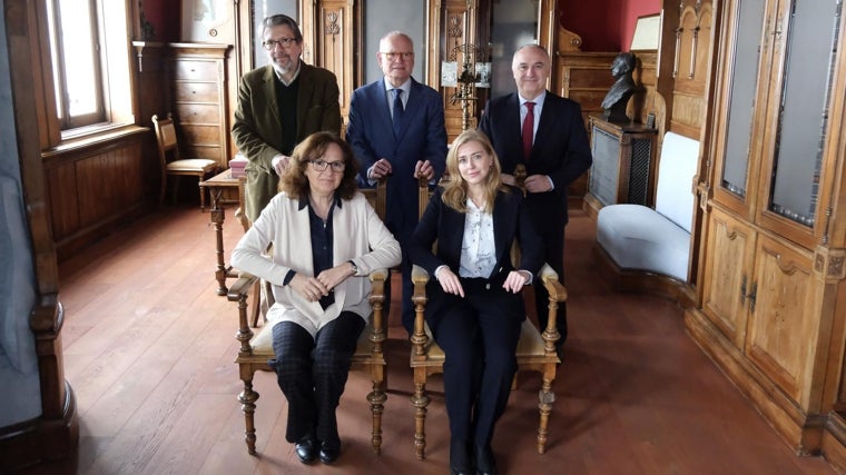 Teresa López Pavón, Carmen Torres, Ignacio Camacho, Álvaro Ybarra y Juan Ignacio Zafra, miembros del jurado del XXV Premio Joaquín Romero Murube, que se ha reunido en el despacho del fundador de ABC