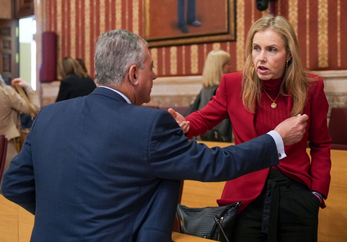 El alcalde de Sevilla, José Luis Sanz, junto a la portavoz de Vox, Cristina Peláez