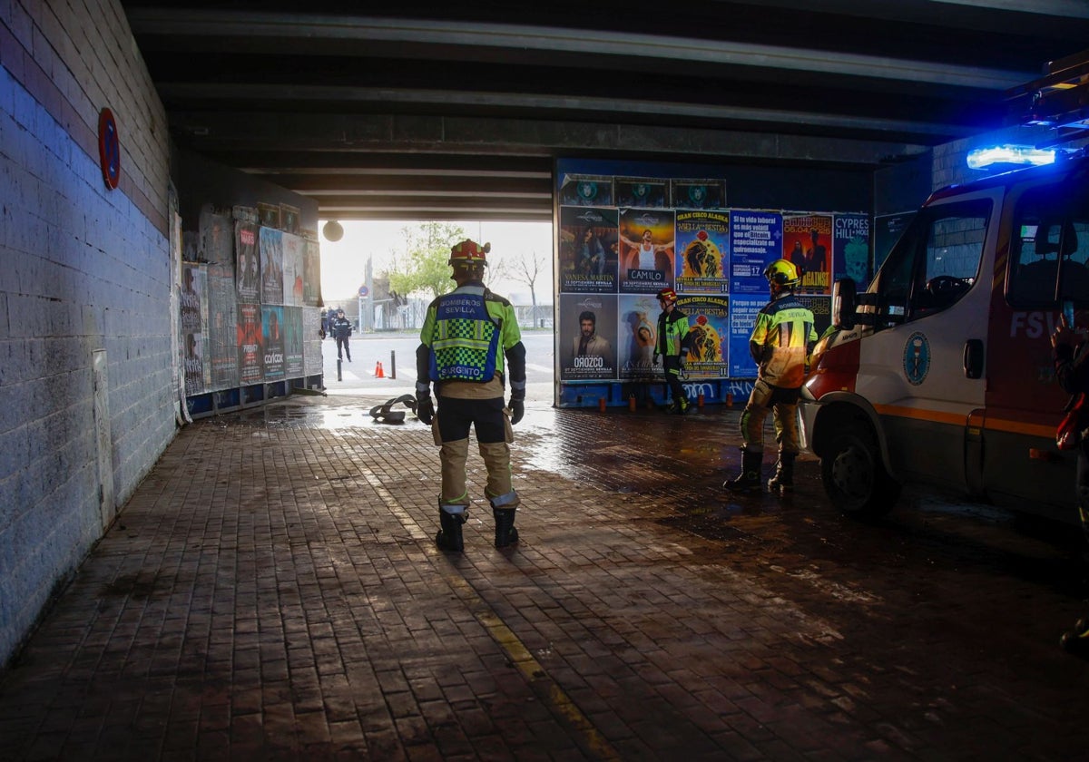Efectivos de Bomberos bregaron hasta bloquear el muro de defensa