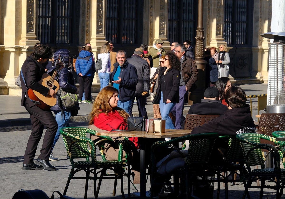 Veladores de uno de los establecimientos hosteleros situados en la Plaza de San Francisco