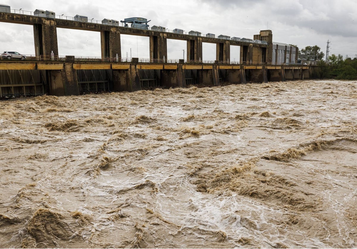 Presa situada en el cauce del río Guadalquivir en Cantillana que regula la cantidad de agua que baja hacia Sevilla y que tiene semicerradas las compuertas para evitar su desbordamiento