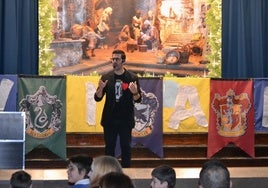 El antiguo alumno de Altair que convierte la magia en una herramienta educativa