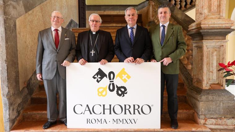 Vélez, Saiz, Sanz y Aldea posan con el logo del Cachorro en Roma