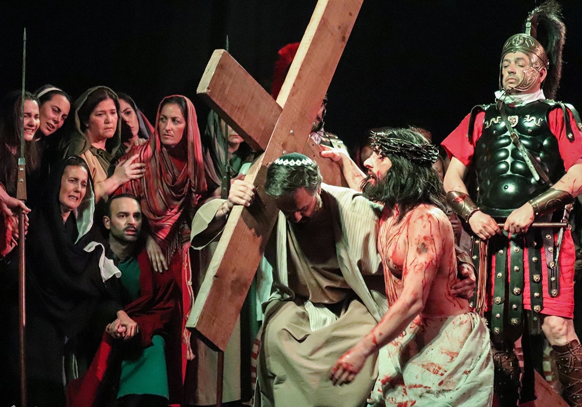 Momento de la obra 'Pasión y Triunfo' de la Vera-Cruz de Alcalá del Rio