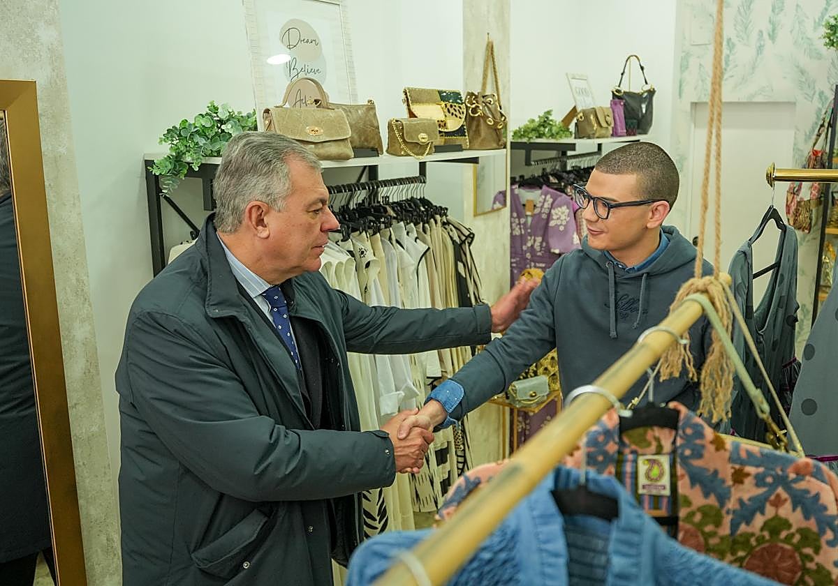 José LUis Sanz ha visitado este viernes a una veintena de comerciantes de Pagés del Corro