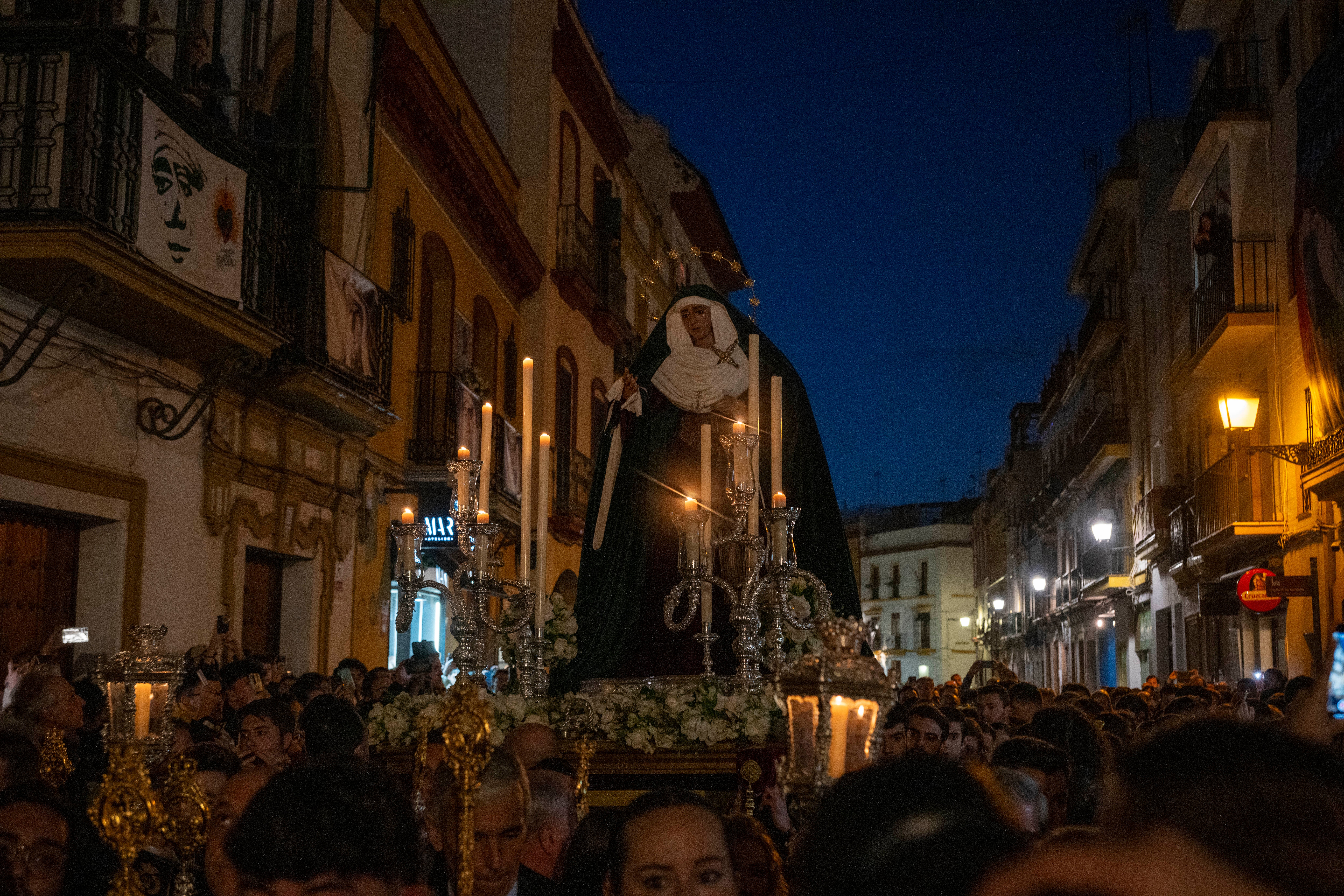 El traslado de la Esperanza de Triana, en imágenes