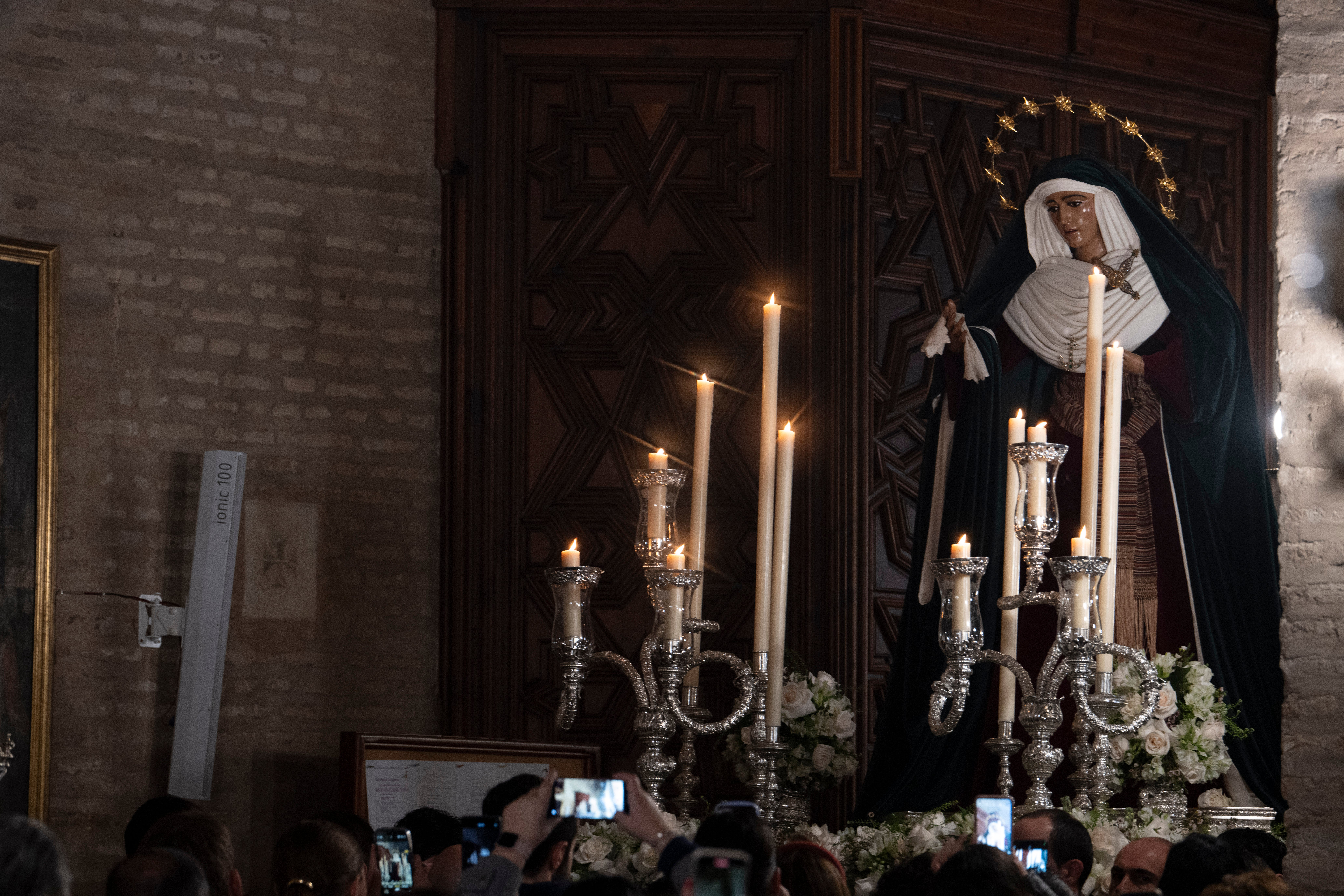El traslado de la Esperanza de Triana, en imágenes