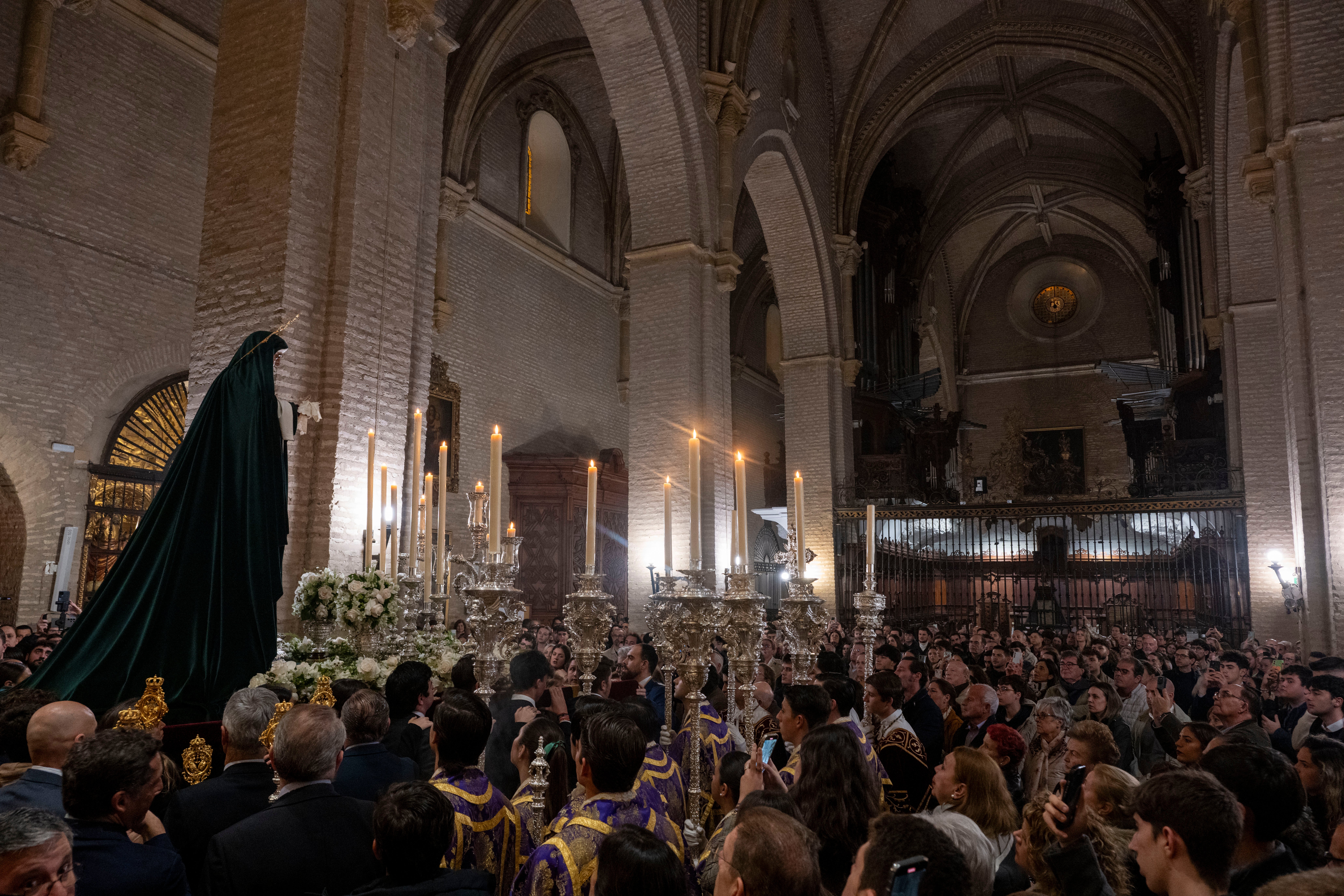 El traslado de la Esperanza de Triana, en imágenes