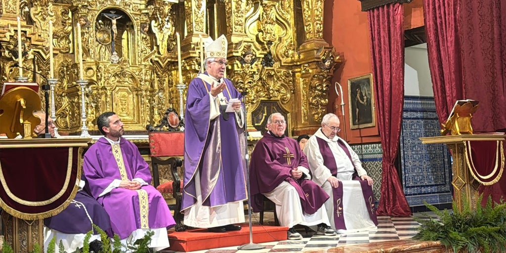 El arzobispo de Sevilla bendice el retablo del altar mayor del Santo Cristo de Arahal, recién restaurado