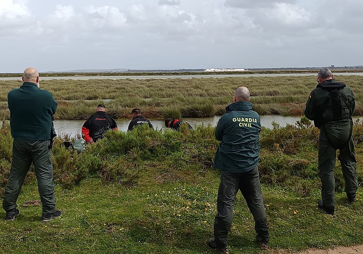 El Servicio Marítimo de Cádiz inició la persecución de la narcolancha junto a Coria del Río