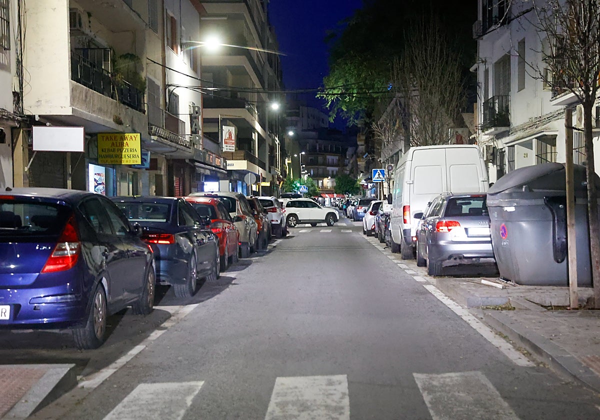 Coches mal aparcados en diferentes puntos de la ciudad de Sevilla