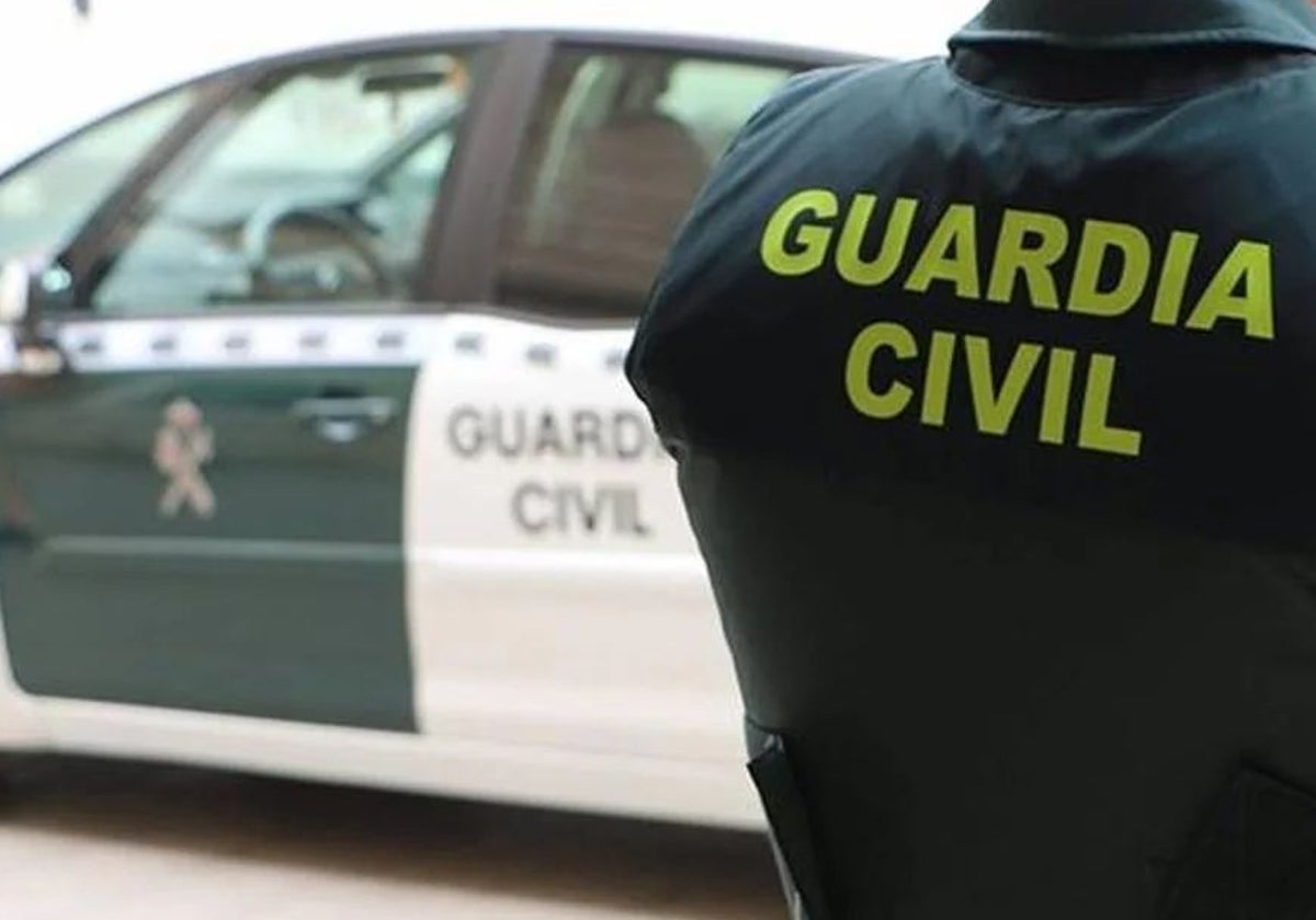 Un agente de la Guardia Civil