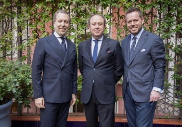 Fernando y Juan Carlos Abrines posan con Jordi Rabat (derecha) tras la firma del acuerdo