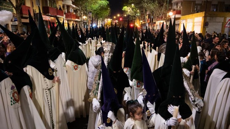 Los nazarenos de la Macarena en filas de tres y cuatro por la Resolana