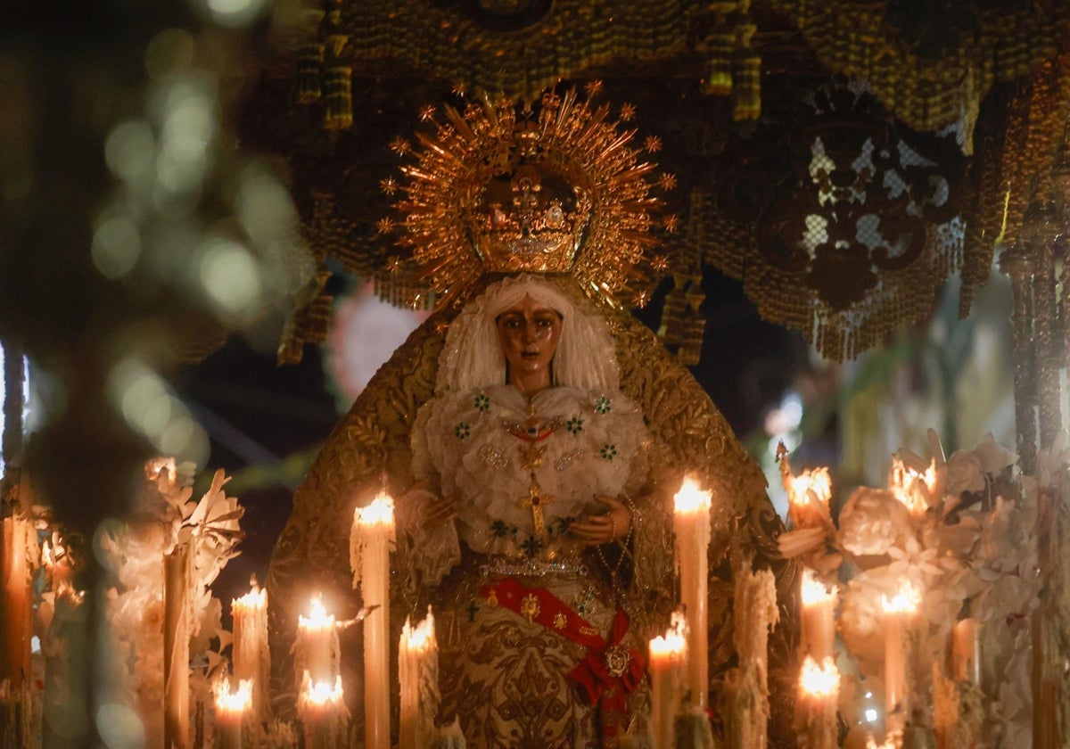 La Macarena atraviesa la calle Parras en la procesión extraordinaria del pasado diciembre