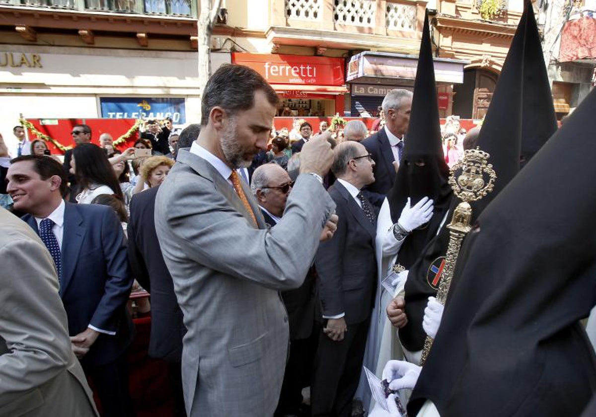 El Rey colocándose la medalla de San Pablo cuando llegó a la plaza de la Campana