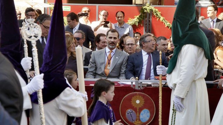 El Rey presidiendo el 'palquillo' al paso de los nazarenos de la Redención