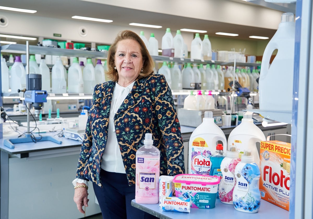 La presidenta de Persán, Concha Yoldi, con algunos productos de la firma