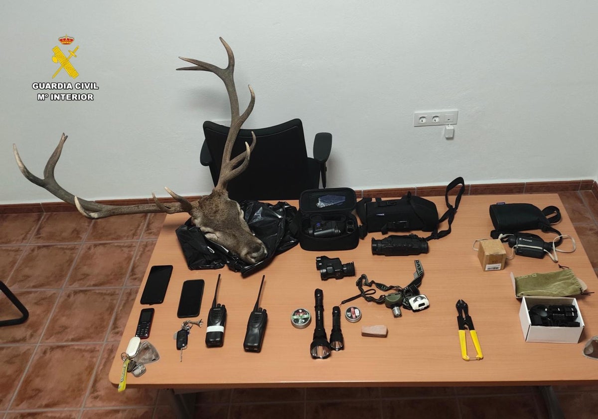 Agentes del Seprona les intervinieron monoculares de visión nocturna y térmica, así como material para la localización de animales