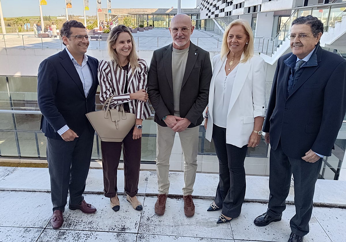 El seleccionador nacional ha visitado este lunes la universidad CEU Fernando III de Bormujos