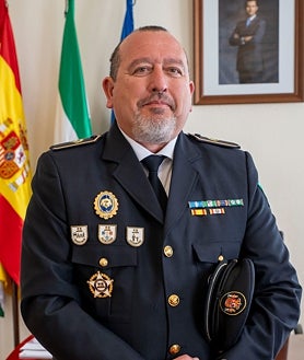 Imagen secundaria 2 - Arriba, Eduardo camina junto al alcalde de Mairena del Aljarafe en un acto en un colegio de la localidad. Abajo, a la izquierda, el 'Poli Paco', en una charla a unos niños en otro centro. A su lado, Eduardo, con uniforme de representación de la Policía Local.