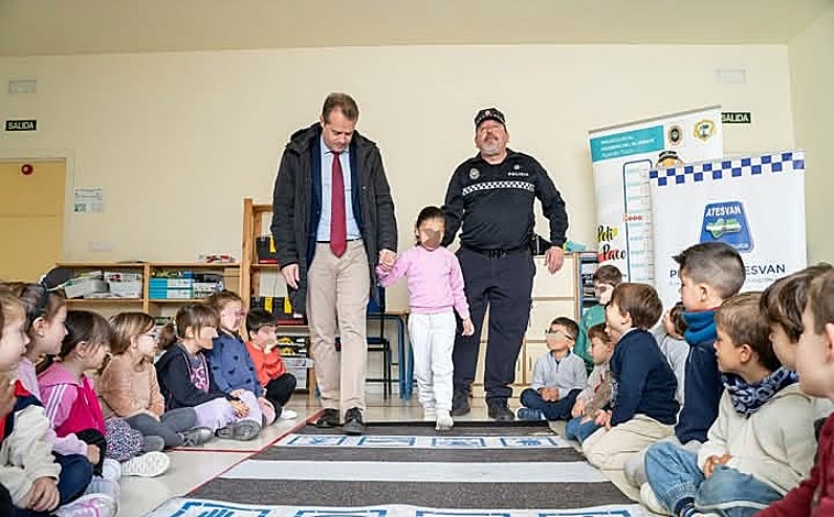 Imagen principal - Arriba, Eduardo camina junto al alcalde de Mairena del Aljarafe en un acto en un colegio de la localidad. Abajo, a la izquierda, el 'Poli Paco', en una charla a unos niños en otro centro. A su lado, Eduardo, con uniforme de representación de la Policía Local.