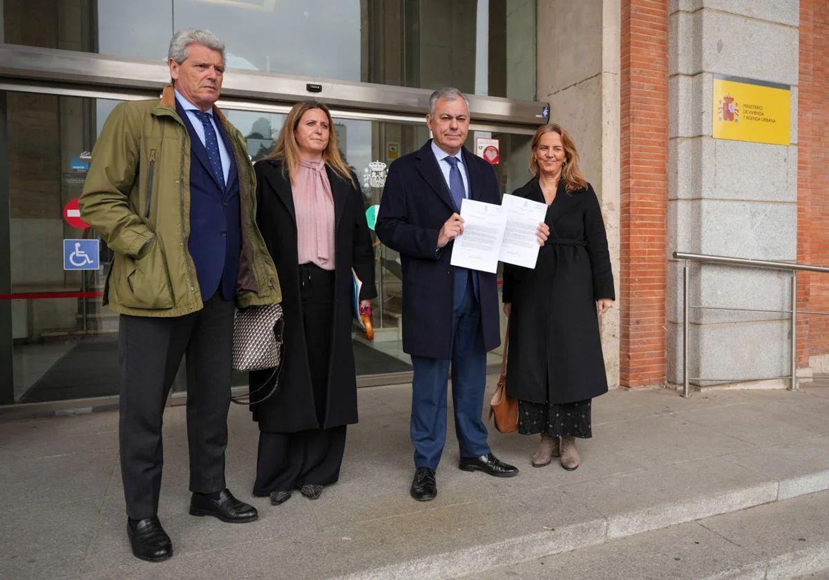 El alcalde, junto a la concejal Angie Moreno, el senador Ricardo Tarno y la diputada Sol Cruz entrega en el Ministerio de Transportes una carta en español y en catalán