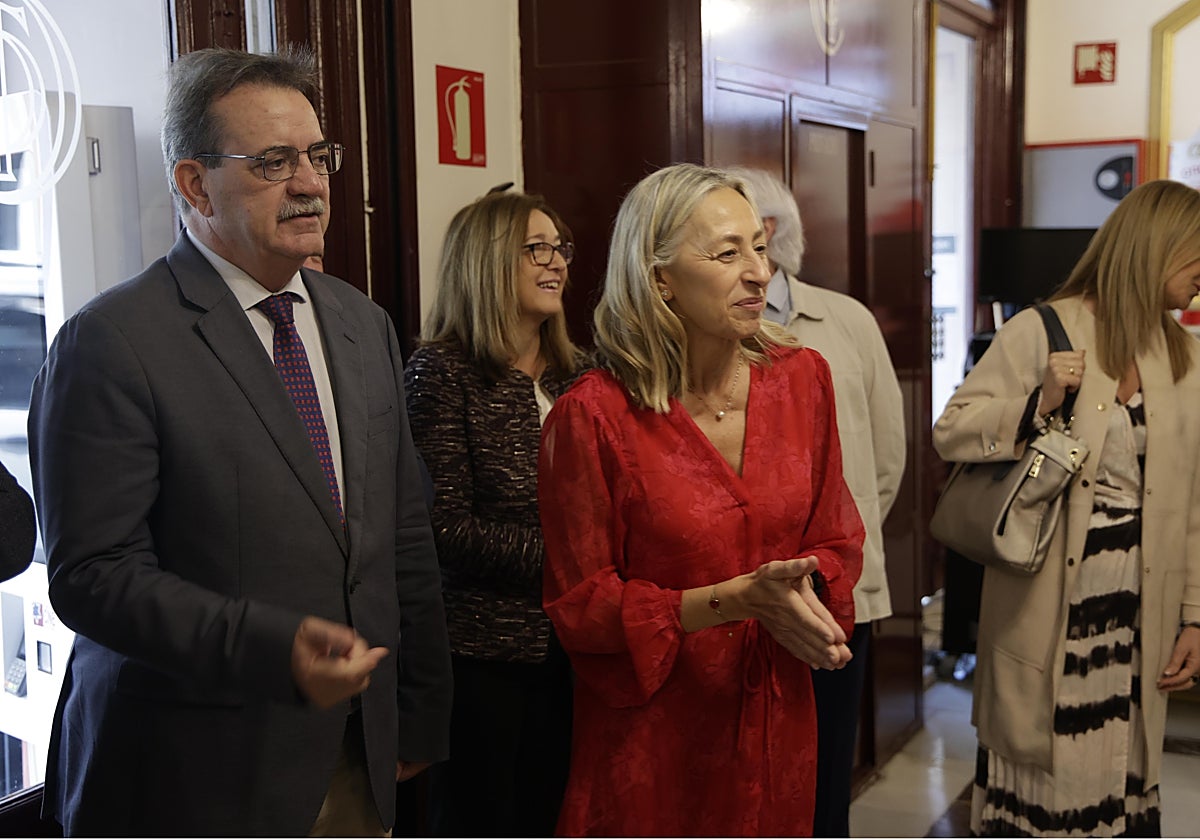 La consejera de Salud, Rocío Hernández, junto a su delegado en Sevilla, Manuel Molina