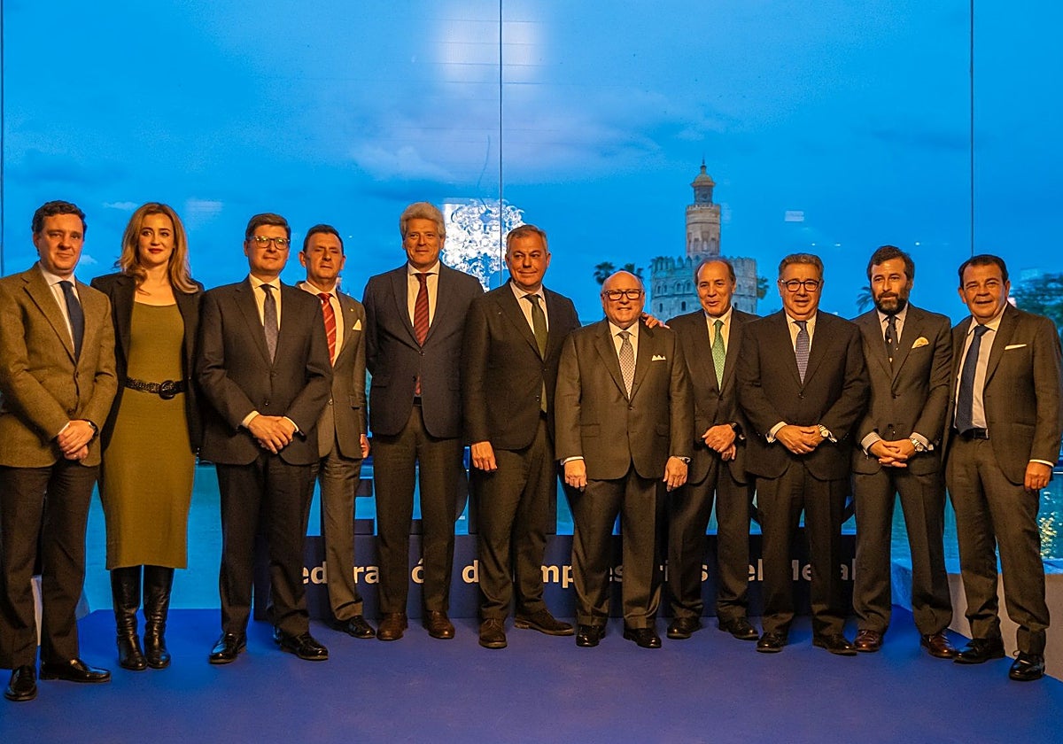 Los directivos de Fedeme y las autoridades posan durante la celebración de la asamblea