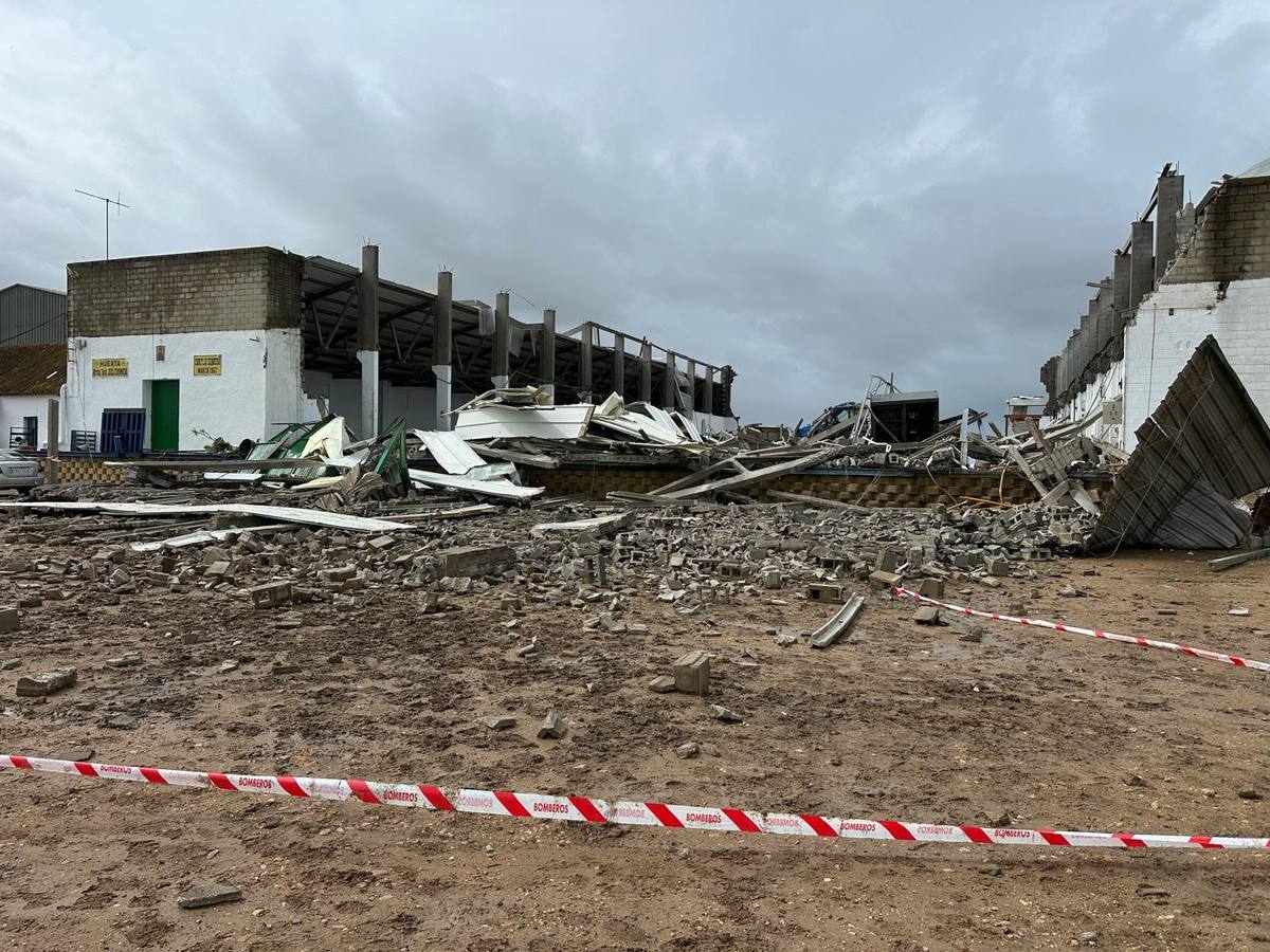 La nave ha quedado totalmente destruida tras el paso del tornado y se ha cobrado la vida de tres personas 