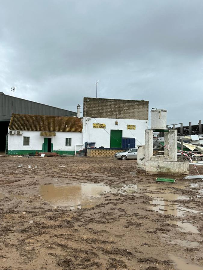 La nave ha quedado totalmente destruida tras el paso del tornado y se ha cobrado la vida de tres personas 