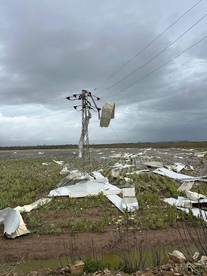 La nave ha quedado totalmente destruida tras el paso del tornado y se ha cobrado la vida de tres personas 