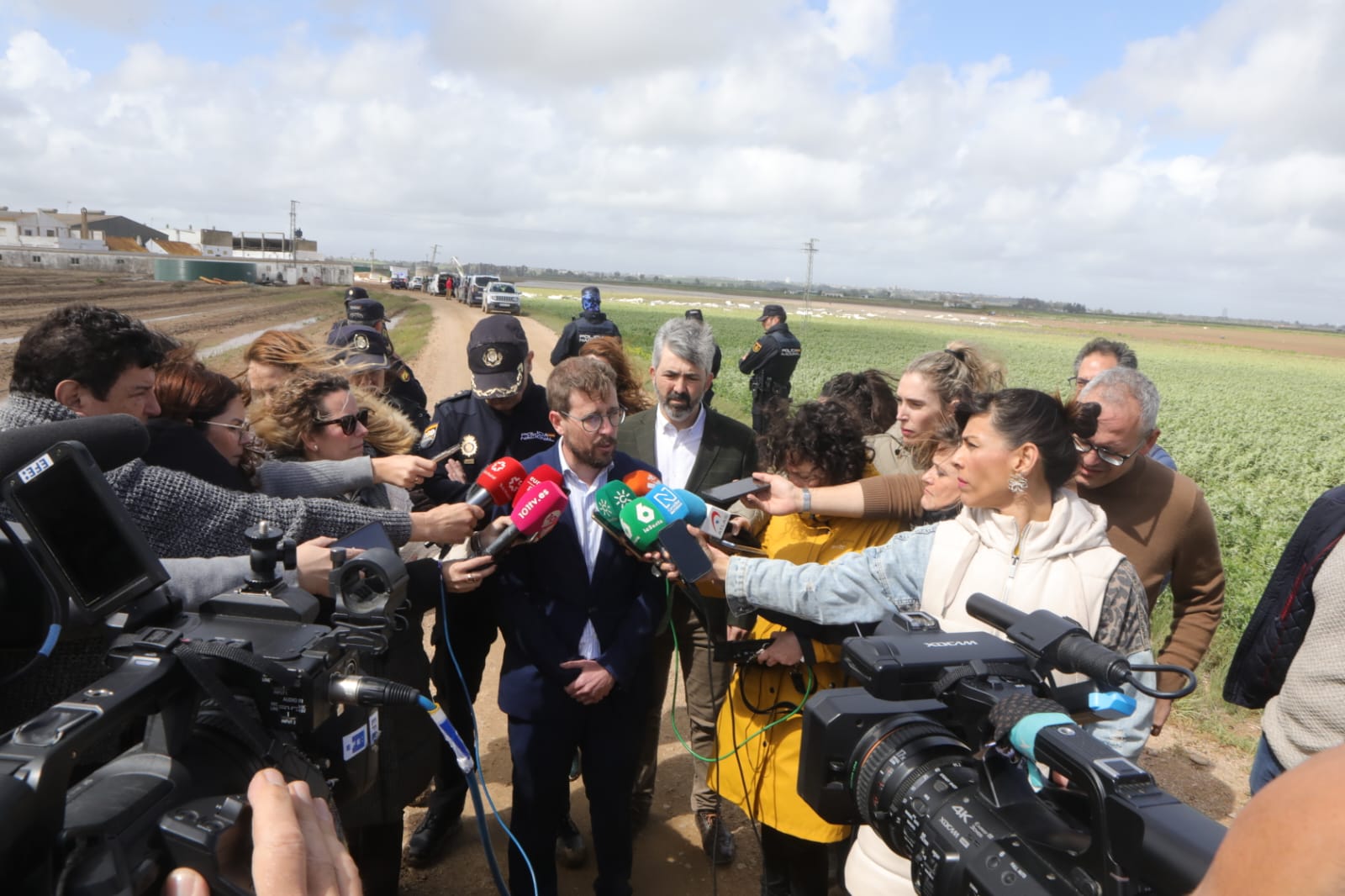 La nave ha quedado totalmente destruida tras el paso del tornado y se ha cobrado la vida de tres personas 