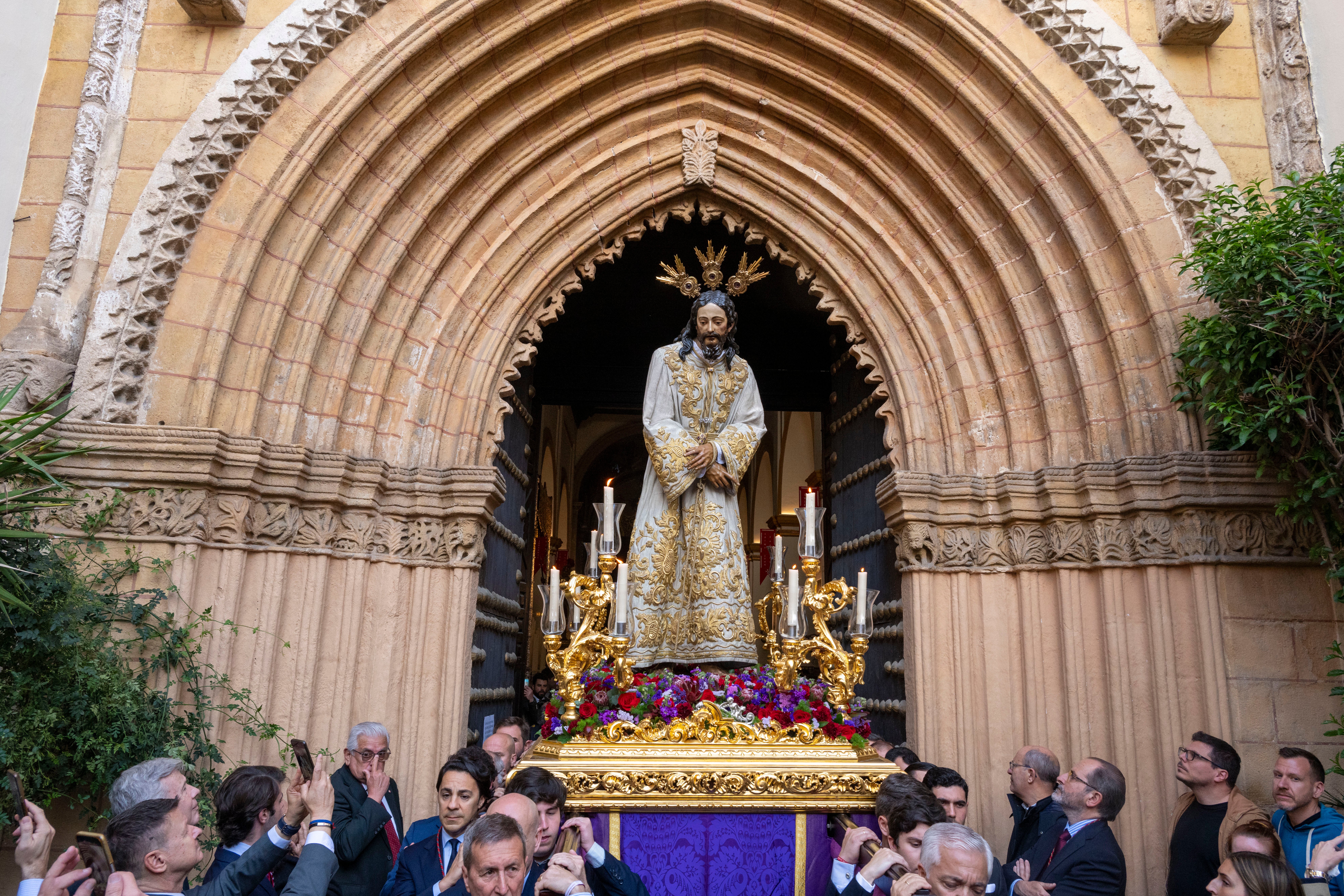 El vía crucis extraordinario del Señor del Silencio de la Amargura, en imágenes