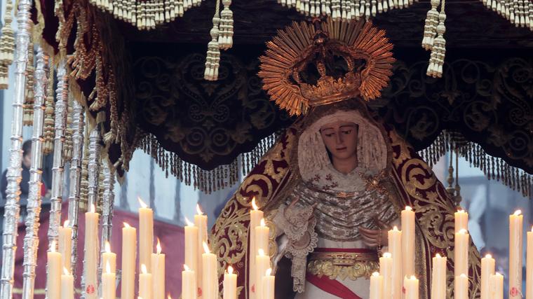El singular paso de palio de la Virgen de Regla