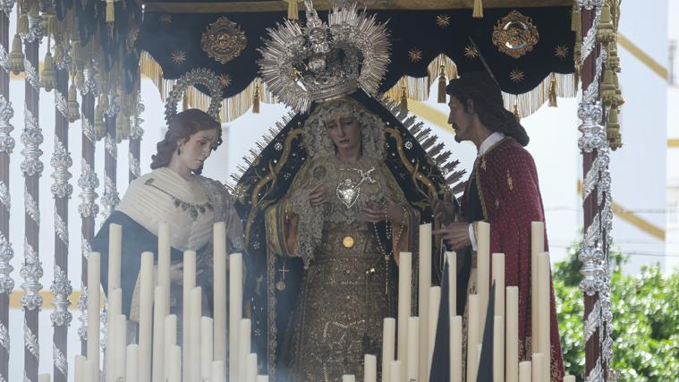 El peculiar paso de palio de la Virgen del Sol