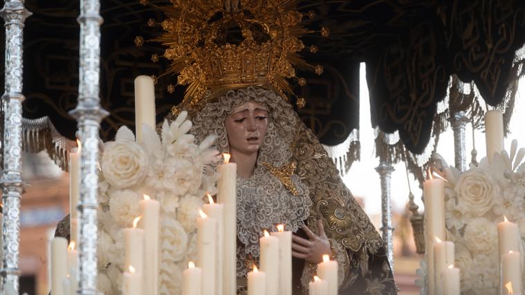 La Virgen de la Estrella procesiona el Domingo de Ramos