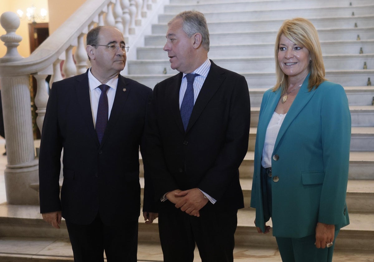 Rogério Bacalhau, José Luis Sanz y Pilar Miranda, durante el encuentro que han mantenido en el Ayuntamiento