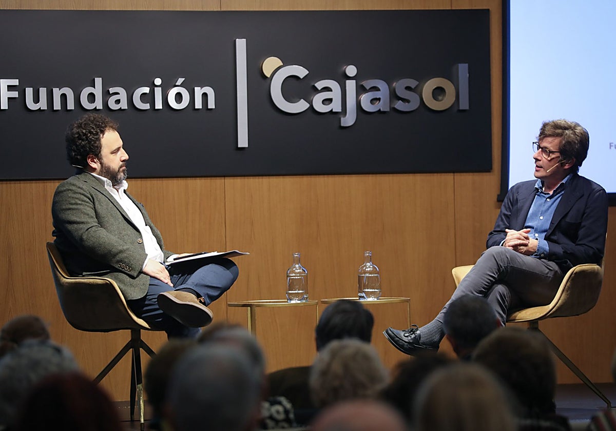 Alfonso J. Ussía y José F. Pélaez durante la presentación