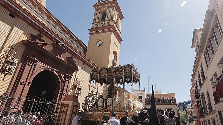 El palio de la Virgen del Refugio saliendo de la parroquia de San Bernardo