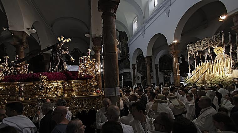 Los pasos de la Hermandad de la Candelaria en el interior de San Nicolás