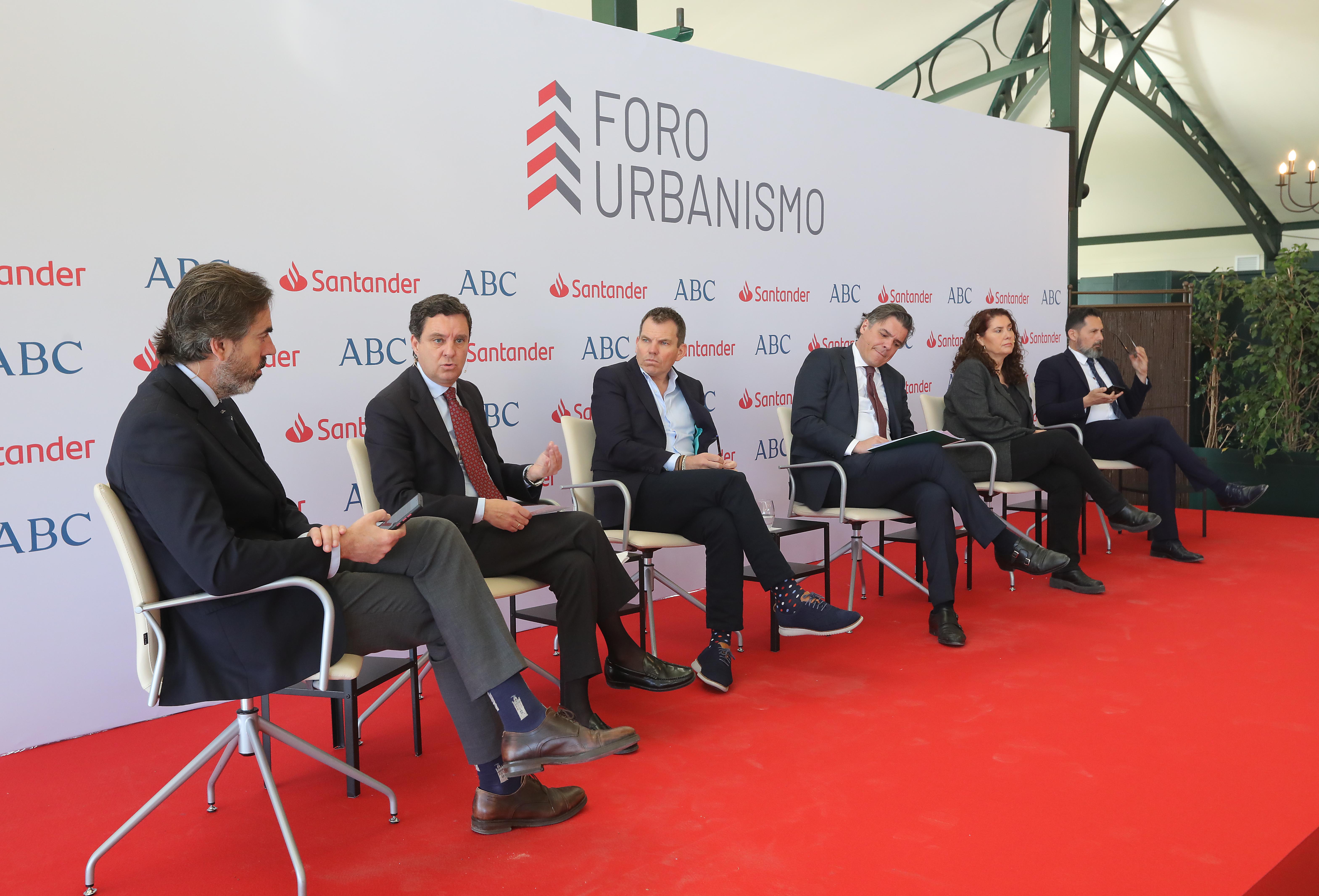 Participantes de la mesa redonda 'El desafío del generar más materia prima'