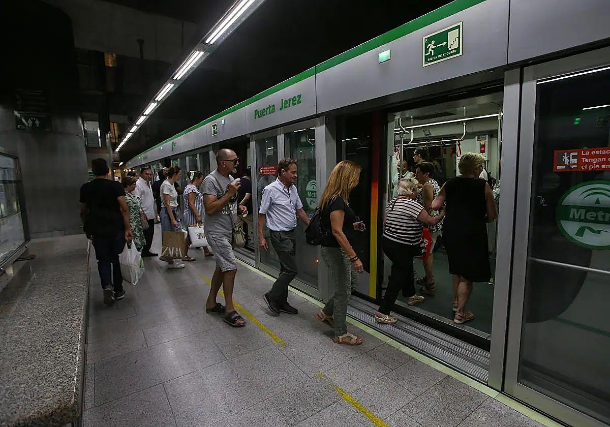 Usuarios entrando en un vagón de Metro de Sevilla