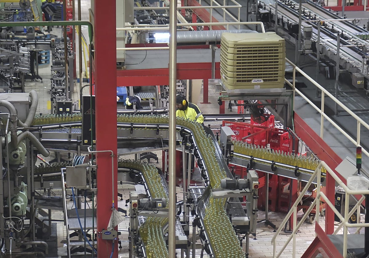 Botellas de Fuze Tea en el lineal de fabricación en la planta de Coca Cola