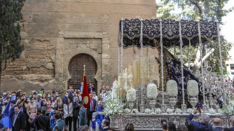 El palio de la Virgen de la Hiniesta a su paso por la Puerta de Córdoba